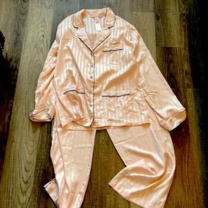 Iced out Victoria secret pj set 😍